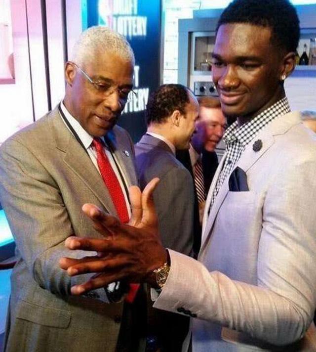 杜兰特：我完全可以一直出手，但主动传球会让队友建立信心（杜兰特：我能一直投，但主动分享球更能提升队友信心）