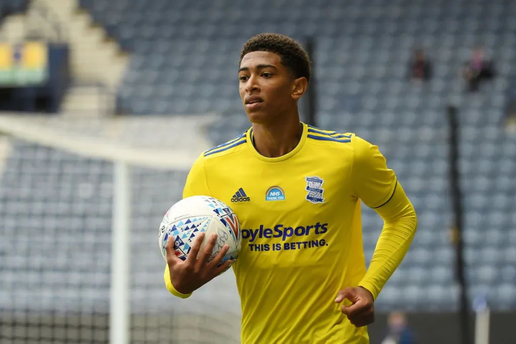 媒体大V热议南京再办重大足球赛事 苏超带动足球热，预祝新江苏队早日落地南京!（南京再办重磅足球赛引大V热议：苏超引爆球市，盼新江苏队早日落户南京）