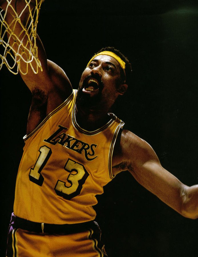 詹姆斯两双数据跻身队史前十，湖人负马刺止步NBA杯八强（詹姆斯两双升至队史前十，湖人不敌马刺无缘NBA杯四强）