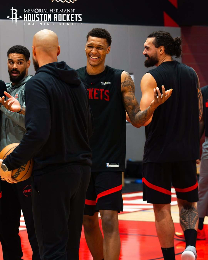 东契奇+詹姆斯+里夫斯，三巨头的阵容，到底能否争冠？（东契奇联手詹姆斯与里夫斯，三巨头能否问鼎总冠军？）