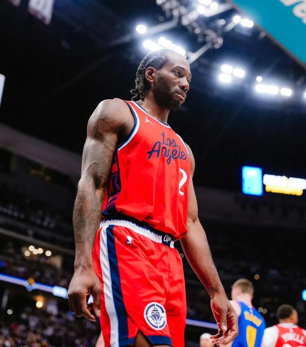 欧文突破防守助攻制胜（欧文突破撕裂防线送出致胜助攻）