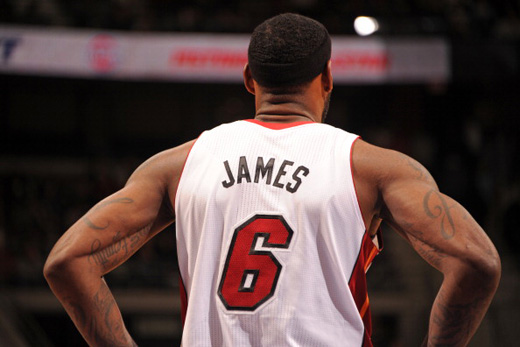 艾维和哈里斯复出！活塞VS雄鹿首发：康宁汉姆大战罗林斯（艾维与哈里斯伤愈复出！活塞战雄鹿首发出炉：康宁汉姆对决罗林斯）